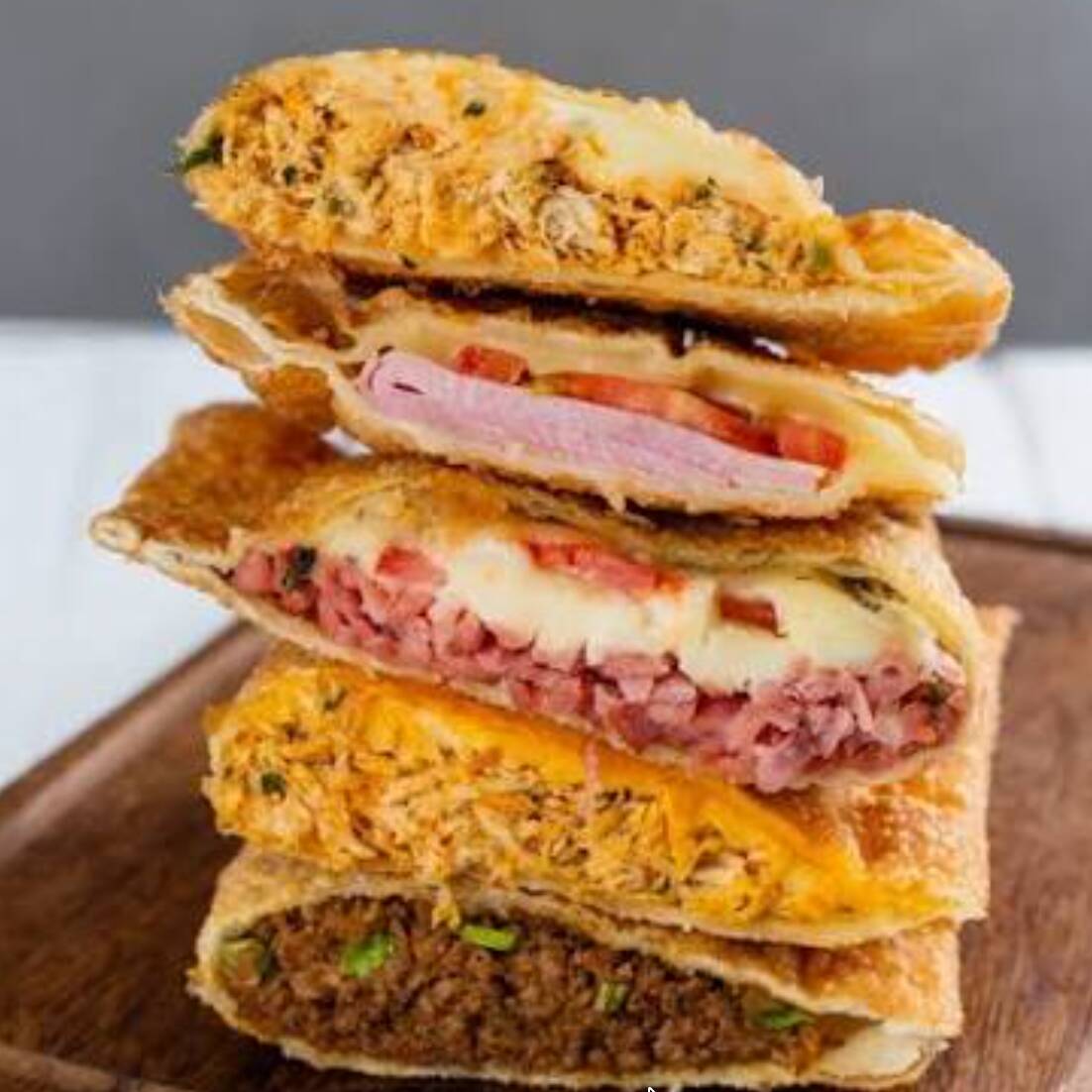 3 pastéis de 17cm, crocantes por fora e deliciosos por dentro, + 3 bebidas para acompanhar! Escolha seus sabores favoritos e aproveite esse combo perfeito para compartilhar ou matar a fome com muito sabor!