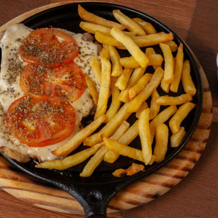 Delicioso bife com queijo,tomate e orégano.Acompanha arroz,feijão,farofa crocante,macarrão e fritas.