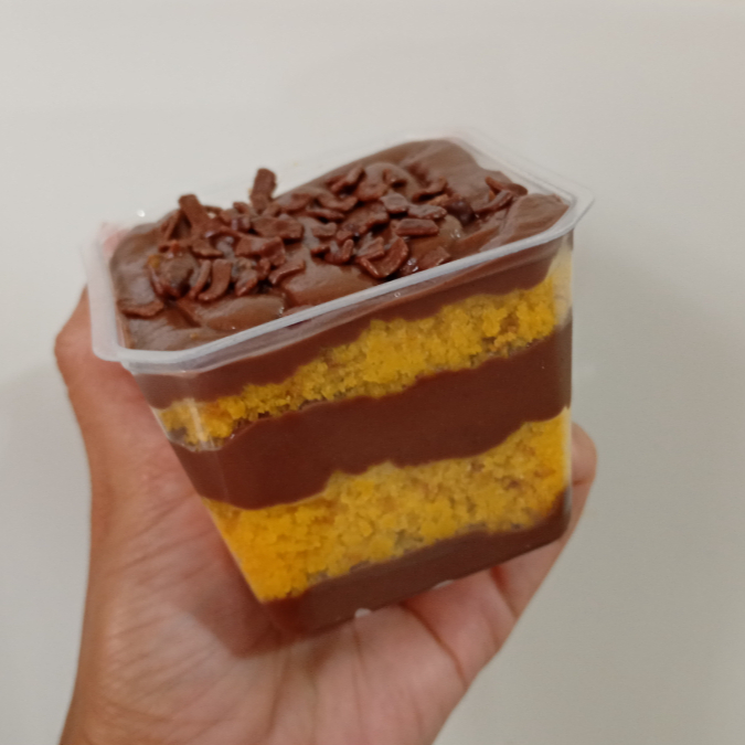 Bolo no pote de cenoura recheado com chocolate e granulado de chocolate na decoração