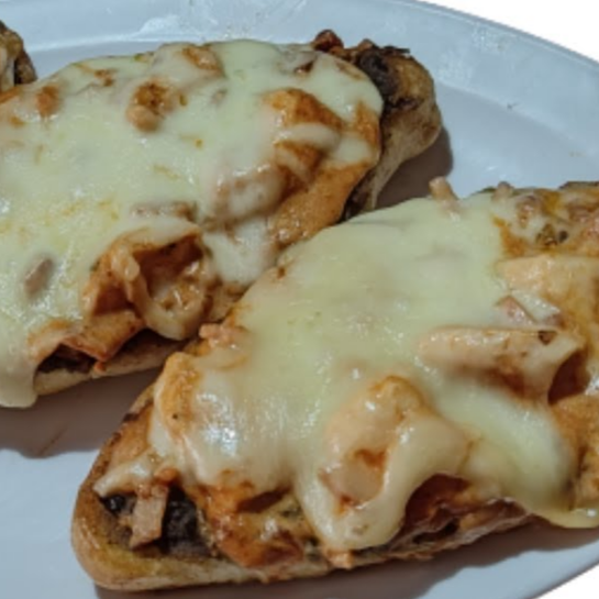 MOLLETES CON POLLO