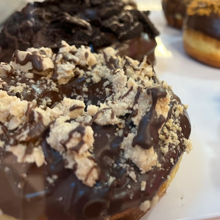 Dona de Chocolate Oscuro con Mazapan