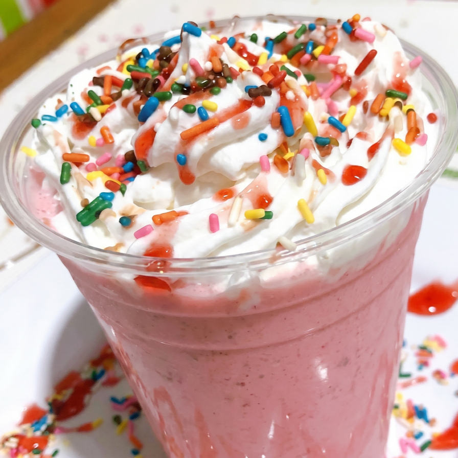 Denso na medida certa, batido com Morango Natural. Finalizado com chantilly cremoso por cima.