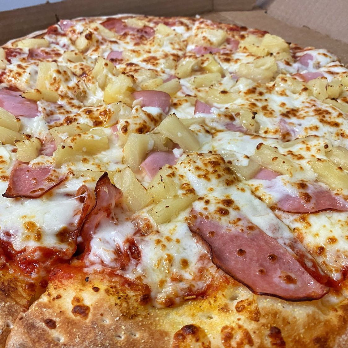 Pizza hawaiana grande "14 pulgadas,"12 rebanadas.