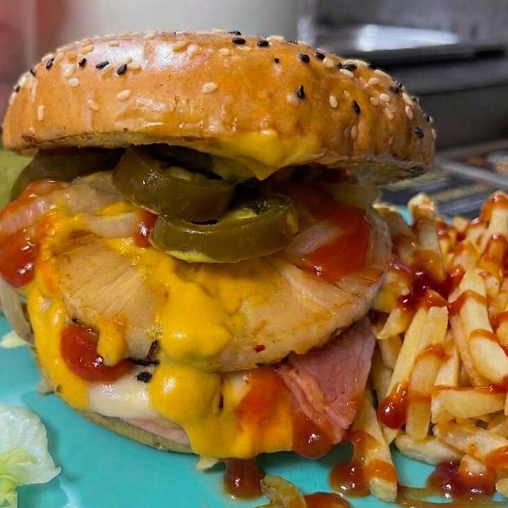 HAMBURGUESA HAWAIANA CON PAPAS FRANCESAS