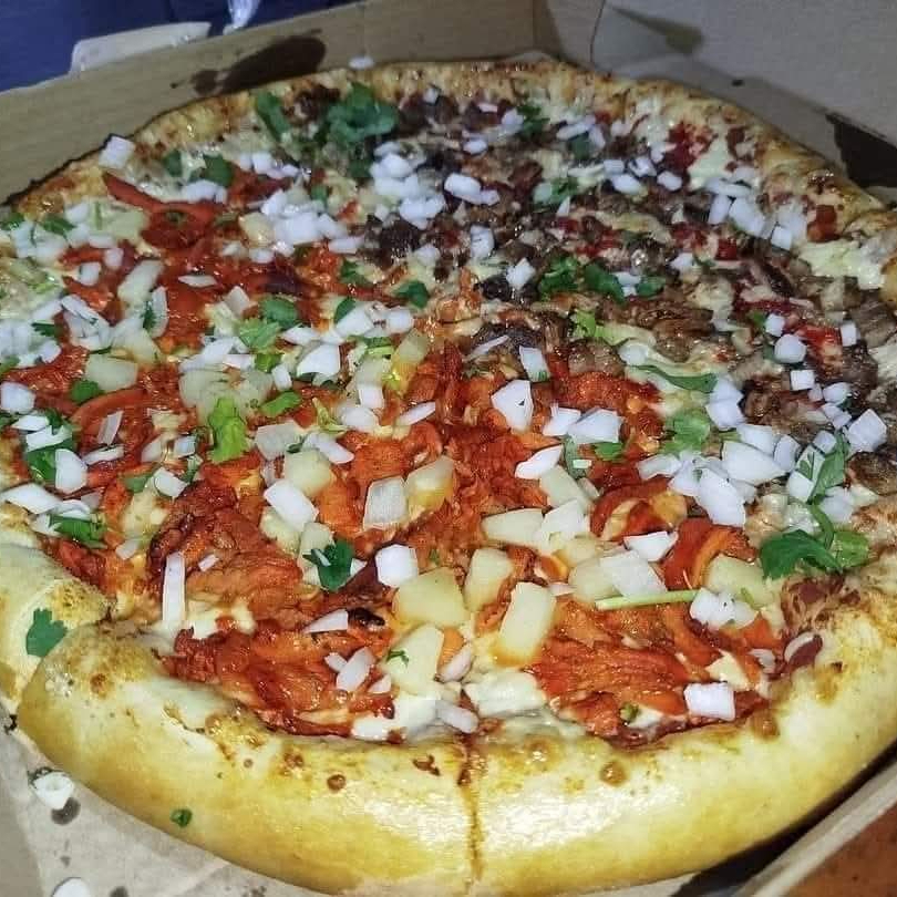 PIZZA GRANDE 1/2 PASTOR 1/2 POC CHUC + PAN CON AJO