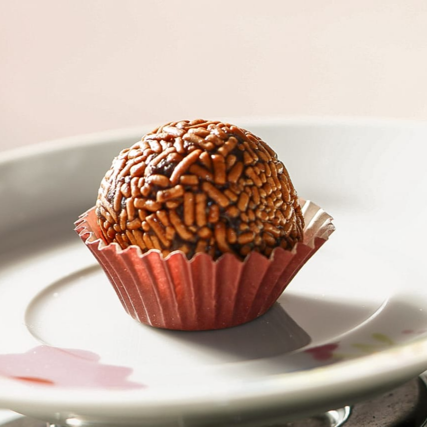 Brigadeiro artesanal, sem glúten, sem lactose, sem conservantes. Feito com cacau puro e chocolate 50%, adoçado com açúcar demerara. Não utilizamos leite condensado.