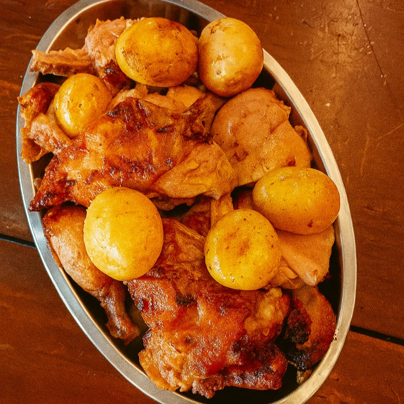 Frango, farofa e batata.