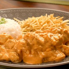 Strogonoff de Frango com Batata Palha O sabor de comida de verdade! Frango em cubos macios com molho de creme de leite bem temperado e cremoso. Acompanha arroz branco e aquela batata palha bem sequinha para completar a experiência.