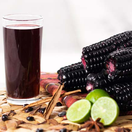 Suco dos incas, feito com milho roxo e toques de frutas.
