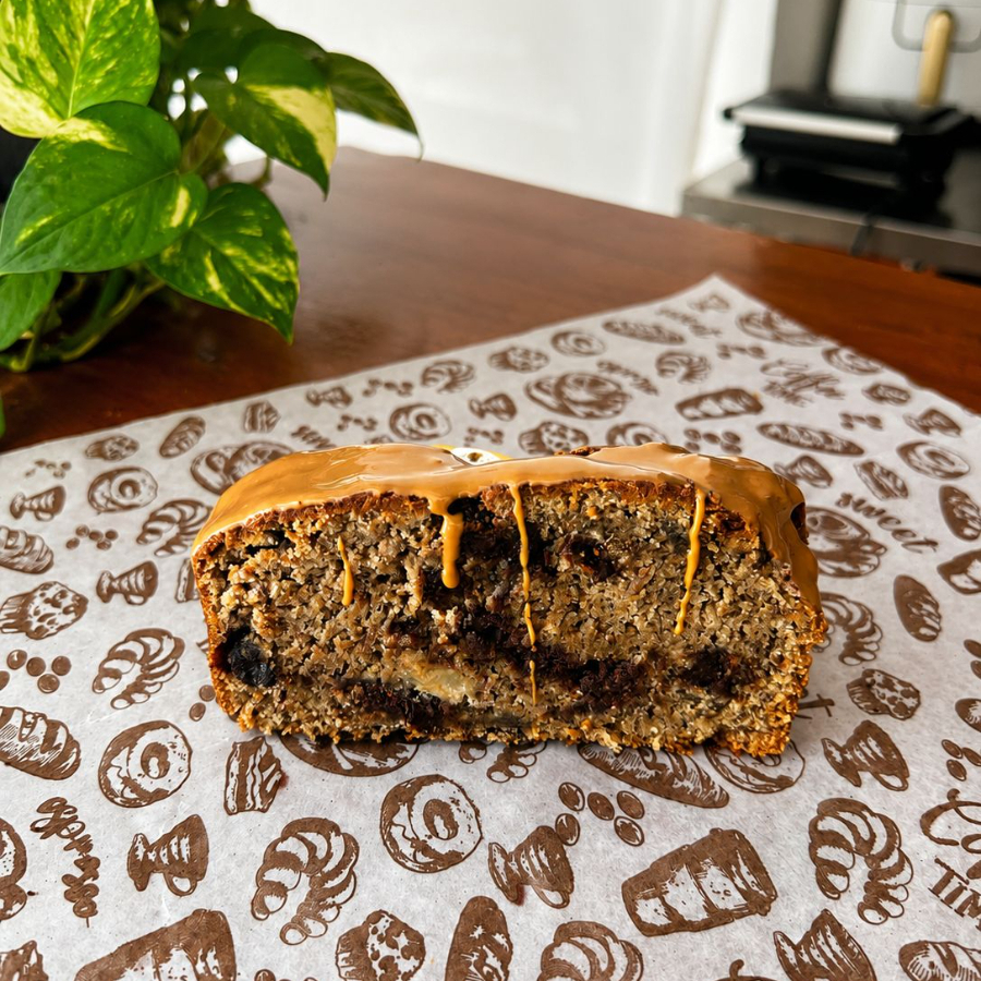 Pan de Plátano Con Crema De Cacahuate y Chispas de