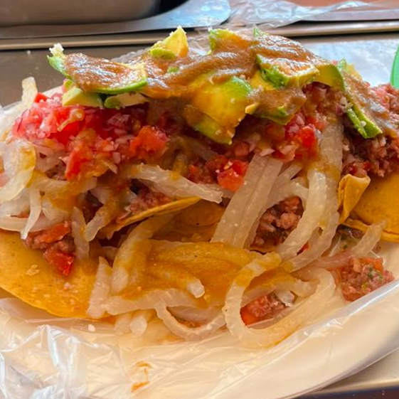 Orden de tacos con carne molida y cueritos