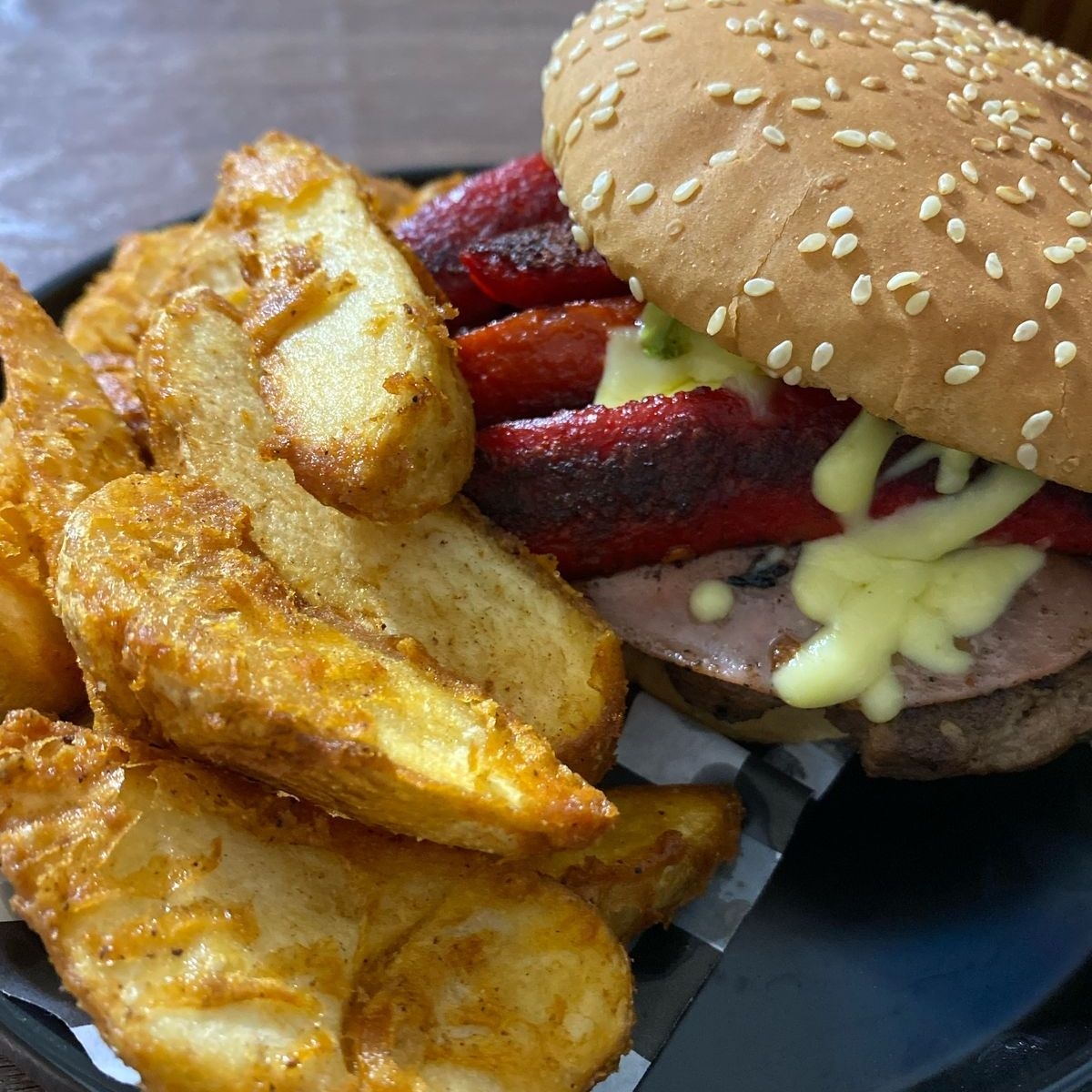 Hamburguesa Salchicarne con Papas
