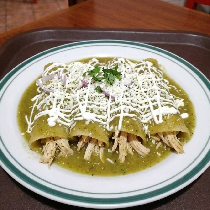 Enchiladas Verdes Rellenas de Pollo