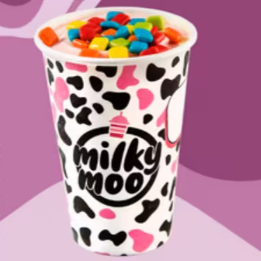 Brigadeiro feito com aquele leite em pó famoso, xarope de groselha e chiclete de Tutti-Frutti