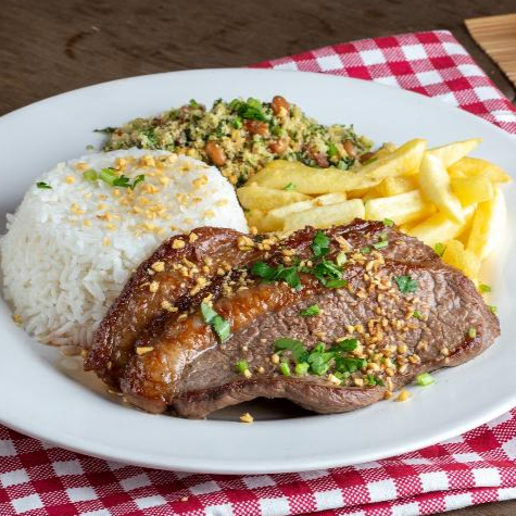 Picanha, Arroz, Feijão Tropeiro e Fritas.