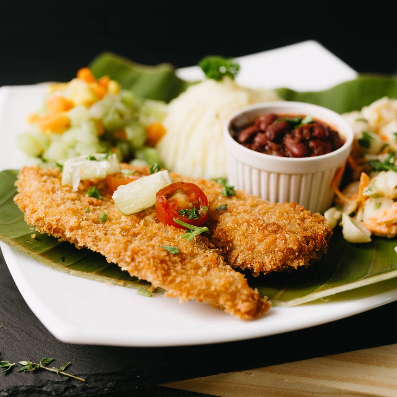 Pescado Empanizado + Bebida + 3 Acompañamientos