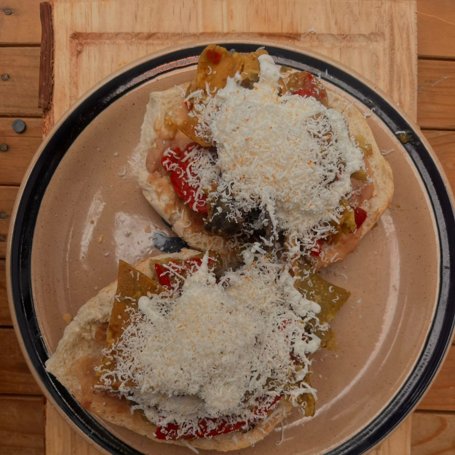 Molletes Con Arrachera y Chilaquiles