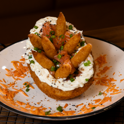 Deliciosa casca crocante de arroz empanada e frita com um recheio irresistível de cream cheese, salmão como base e por cima aquele camarão com um tempero da casa empanado e frito e ainda finalizamos com maaais cream cheese. O ovo vai em uma linda embalagem ótimo para presentear nesta páscoa. Acompanha 1 hashi e 3 molhos tarê.