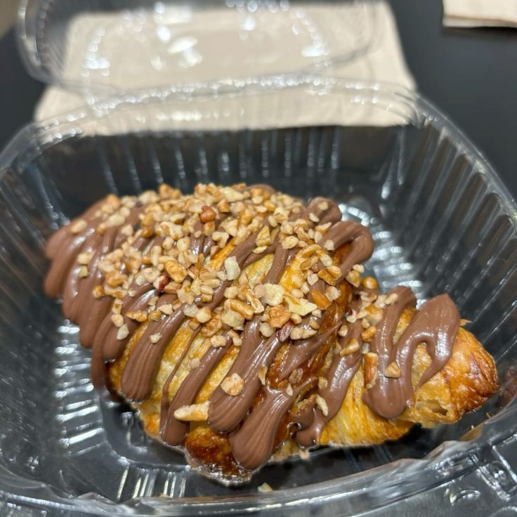 Croissant Relleno y Decorado de NUTELLA y Nuez