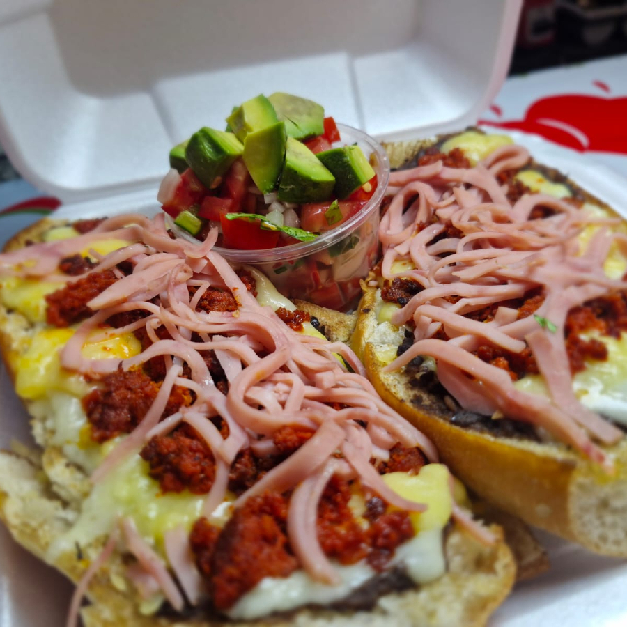 Molletes de jamón con chorizo