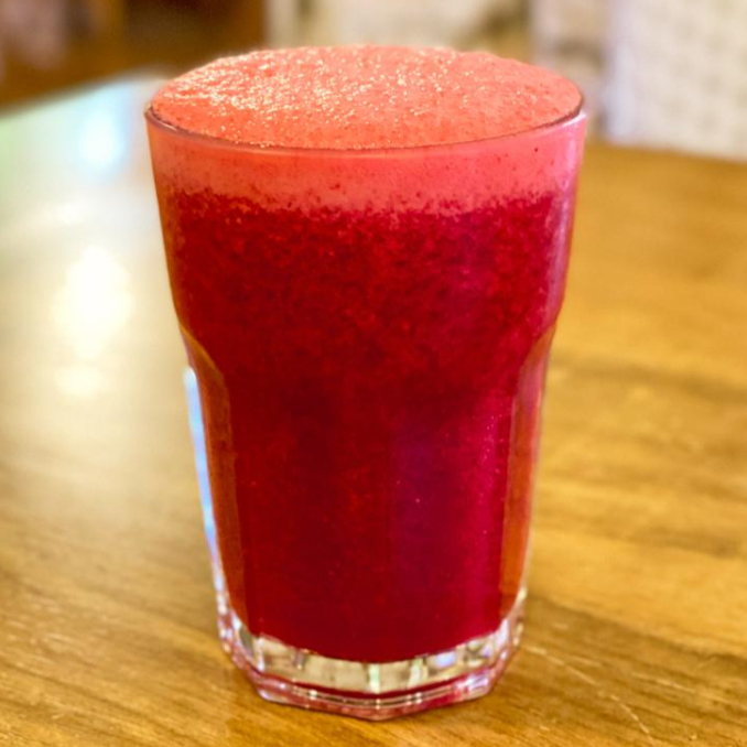 Suco feito com amora, framboesa e morango, inteiros e congelados. 300ml