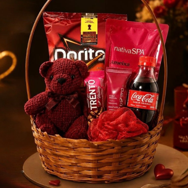 Descrição:
- Ursinho pelúcia
- Kit cuidados ( Hidratante ameixa 400ml O Boticário + Esponja de banho p/ relaxar vermelha)
- Salgadinho Doritos queijo nacho 75g Sabor & Diversão
- Coquinha 200 ml
- Chocolates Trento morango e barrinha cereal. Doce momento para compartilhar.
Surpreenda quem você ama com essa cesta maravilhosa!
Cesta irá devidamente embalada em saco celofane e laço, de acordo com o tema.
