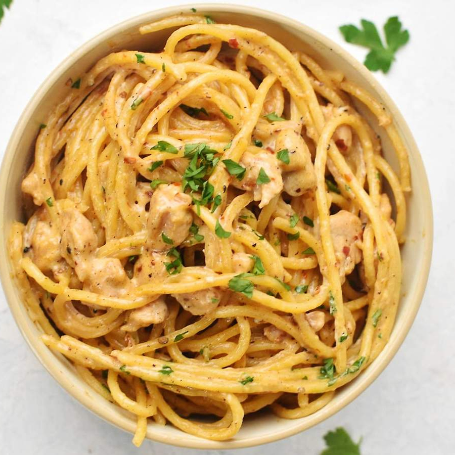 Espaguete com frango desfiado soltinho, finalizado com mussarela derretida, leve e cheio de sabor.