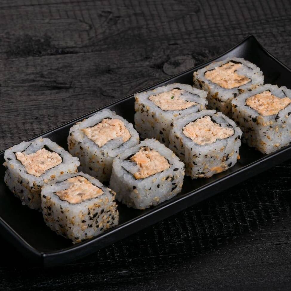 Arroz com gergelim, enrolado no salmão grelhado com cream cheese.