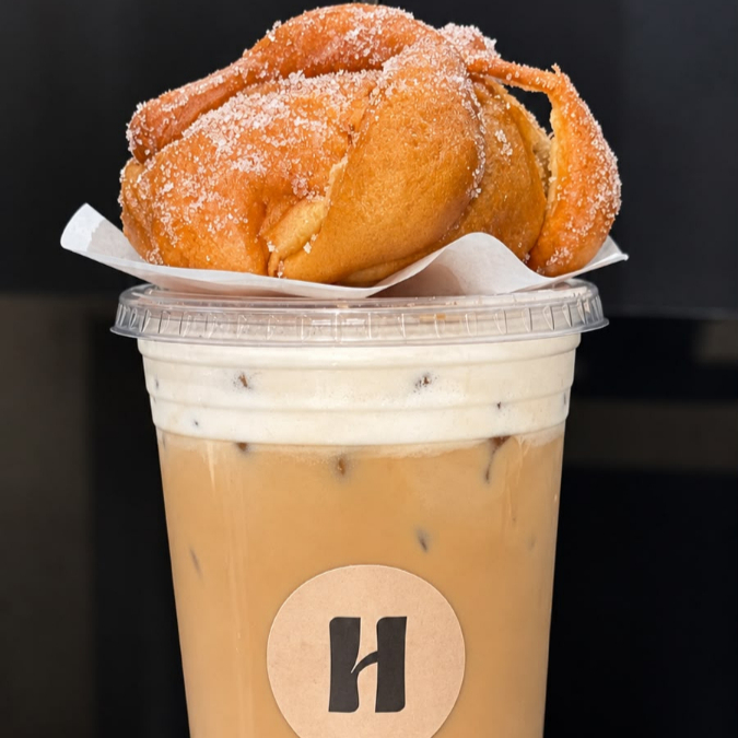 Latte con cold foam + pan de muerto 24 oz