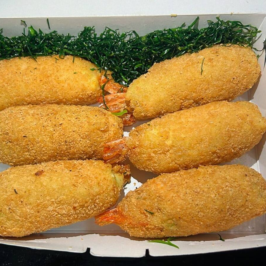 Camarão Gg recheado com cream cheese enrolado com uma fatia de salmão empanado e frito