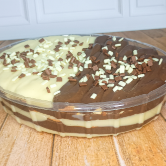 Camadas deliciosas de creme de brigadeiro branco e brigadeiro de chocolate 50% cacau e biscoito maisena!