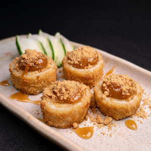 Massa de harumaki, com banana e finalizado com doce de leite e polvilhado com paçoca.