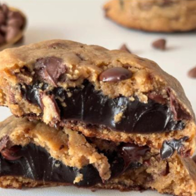 Nosso cookie artesanal tem a massa perfeita, recheio generoso de brigadeiro cremoso, feito com chocolate de verdade. Uma combinação irresistível para quem ama um doce bem brasileiro com toque caseiro.