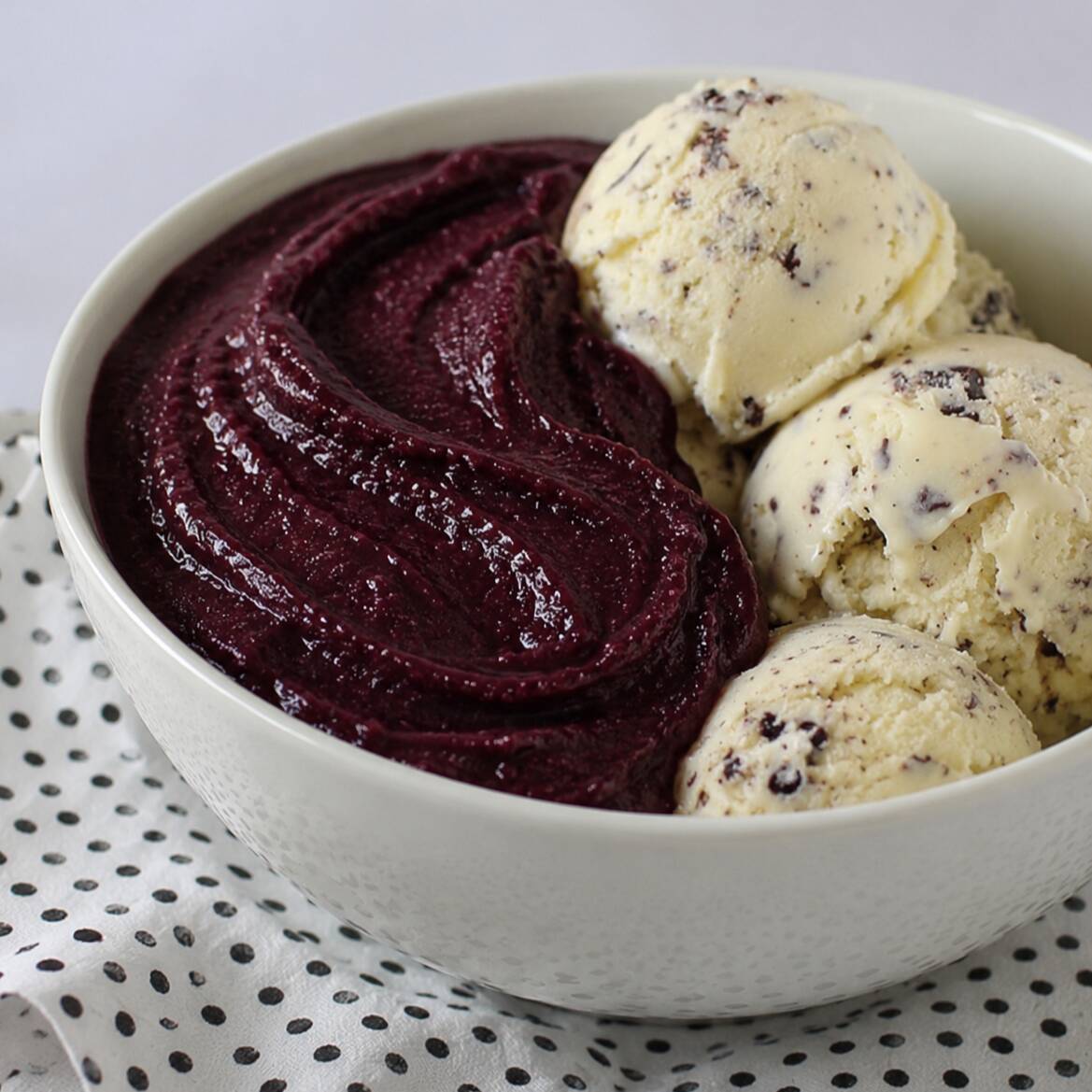 Metade açaí cremoso e metade creme de ninho com Nutella. Acompanha a quantidade ideal de cada ingrediente para adoçar o seu dia!