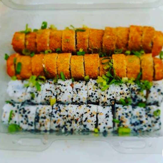 20 cariocas de kani,10 cariocas de peixe branco,10 uramakis de kani1.Acompanha hashis e molhos