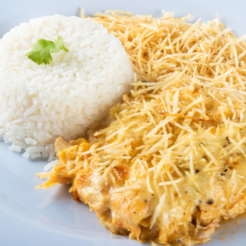 Um delicioso estrogonofe de frango cremoso que acompanha arroz branco e batata palha