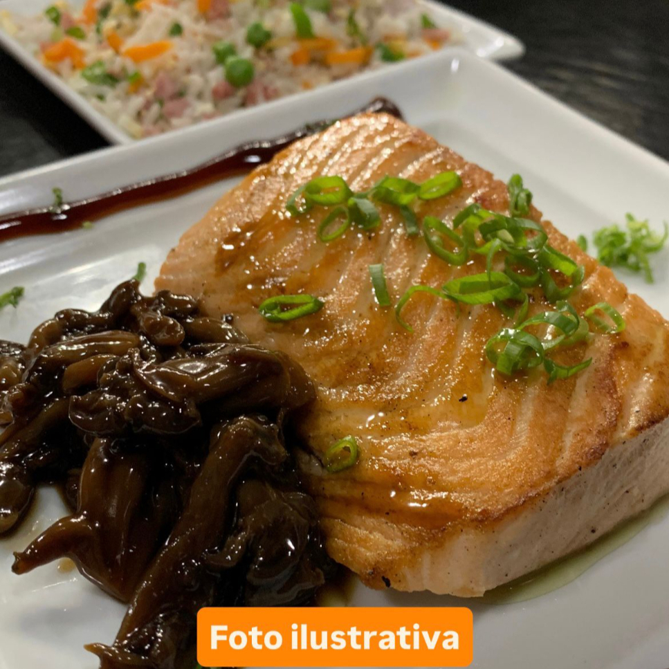 Posta de Salmão Grelhado na chapa regados a cogumelos Shimeji, acompanha Arroz Chop Suey.