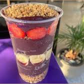 Açai, pó de biscoito, xerém de amemdoim,granola,gota de chocolate e paçoca. Frutas banana,abacaxi e uva