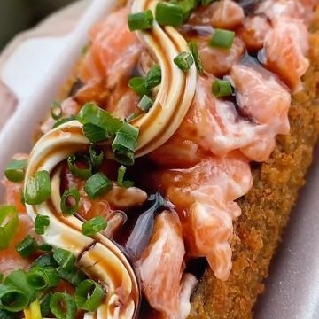 hot dog de sushi com salmao fresco, cream cheese, finalizado com cebolinha e gergelim uma explosão de sabores!