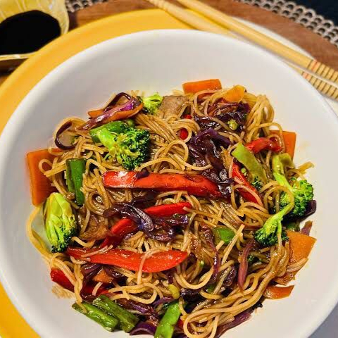 Yakisoba de carne preparado com macarrão oriental, carne suculenta e legumes salteados no molho especial. Uma marmita saborosa, bem servida e cheia de sabor.
