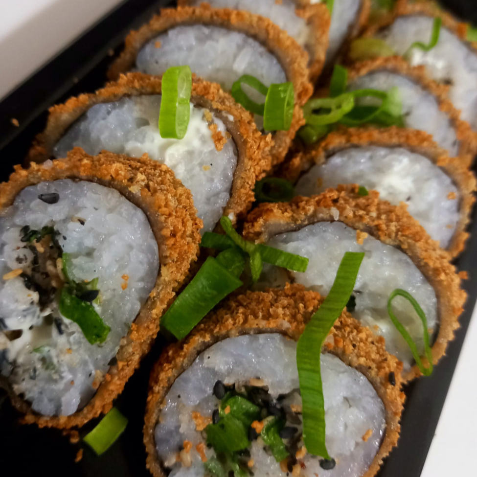 Roll com recheio de arroz, creme cheese, cebolinha, gergelim e empanado na panko