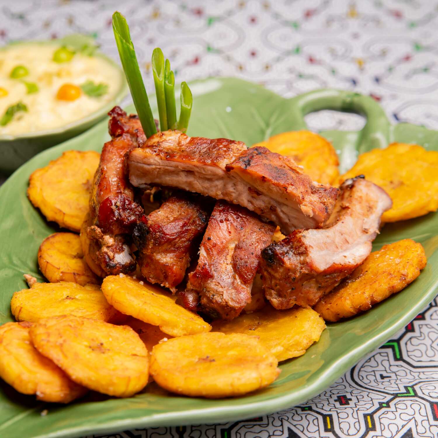 Patacones con Costillar