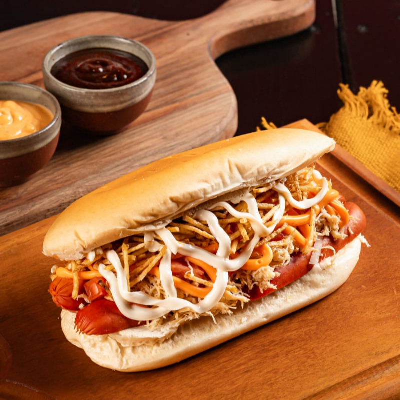 Pão prensado na chapa, 2 salsichas(PERDIGAO), Frango desfiado, maionese, batata palha , Cheddar e cream chesse para finalizar essa delicia.