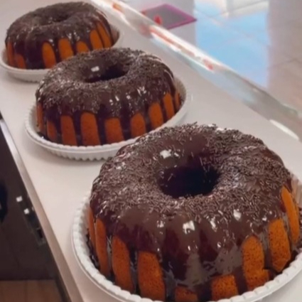 Massa fofinha de cenoura com deliciosa cobertura de ganache