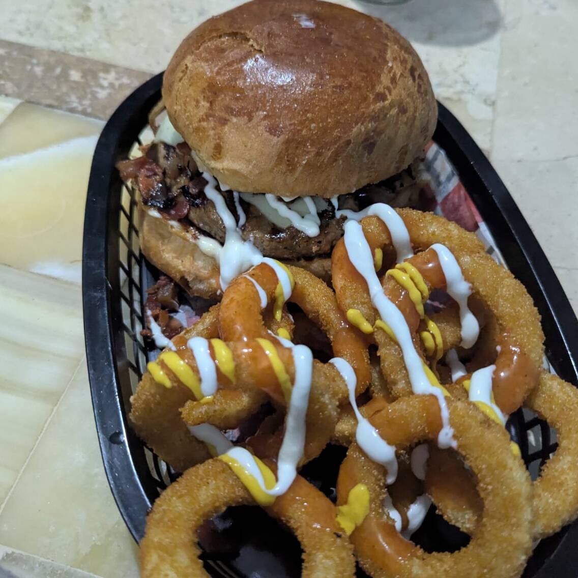 Hamburguesa con Queso + Aros de Cebolla + Refresco