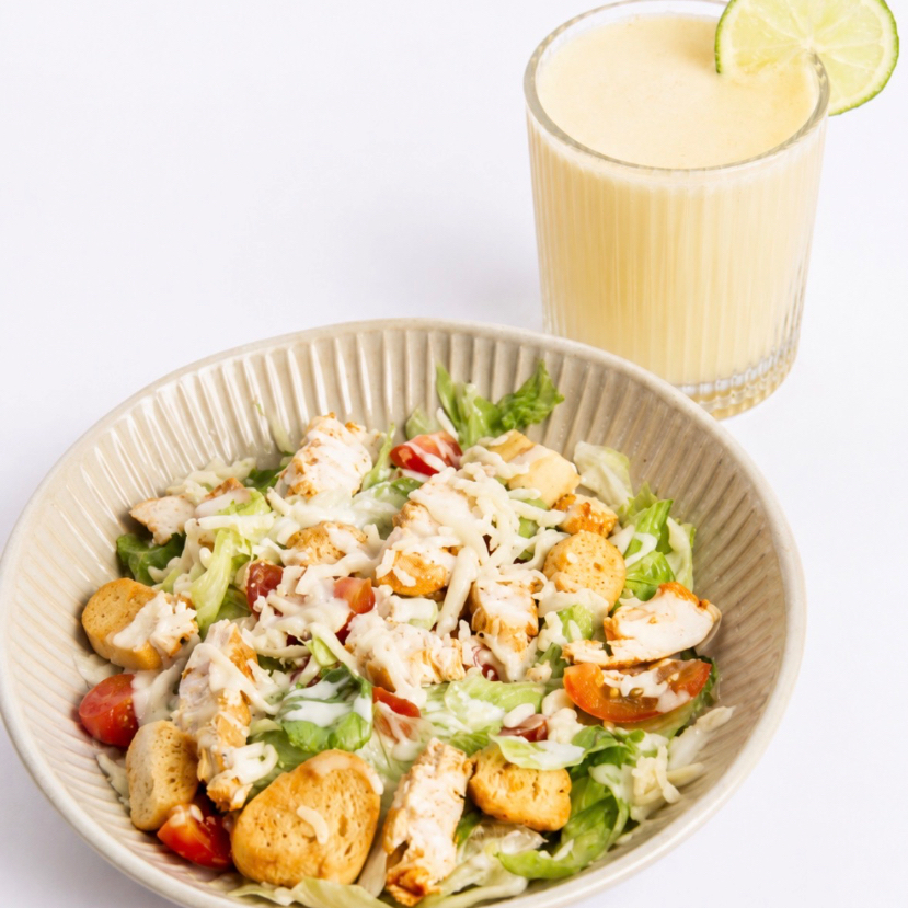 Preparado com frango em tiras, alface americana, tomate-cereja, parmesão, crocantes croutons e molho caesar. Acompanha suco de laranja (300ml), já incluso no valor.