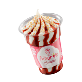 Sorvete de nata com calda de morango e amendoim granulado.