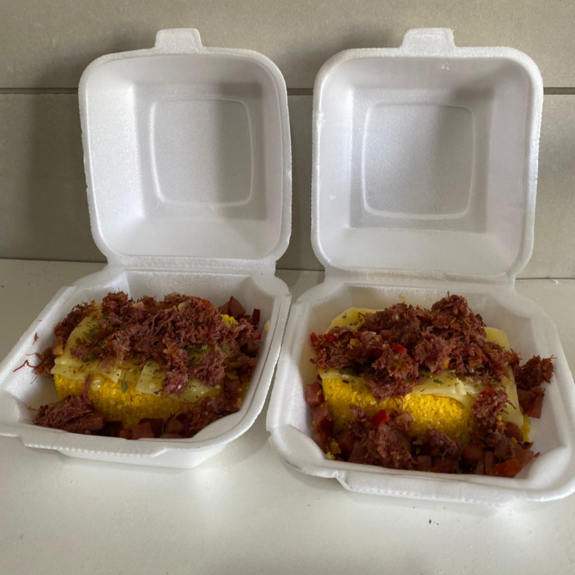 Combo com dois cuscuzes macios, com manteiga na massa que deixa tudo mais gostoso, recheado com calabresa saborosa, carne-seca desfiada refogadinha e queijinho derretido. Um prato cheio de sabor e aquele toque caseiro que conquista qualquer um.