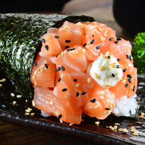 Formato de cone, enrolado à mão com alga nori, recheado com arroz temperado, com salmão e outros ingredientes como cream cheese, cebolinha.