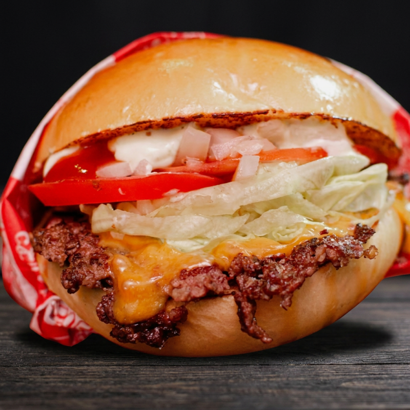 Nosso irresistível smash burger de 80g, com uma crostinha dourada e deliciosa, um cremoso american cheese, alface crocante, tomate fresco, cebola picadinha, ketchup e maionese especial da casa. Uma explosão de sabor em cada mordida!